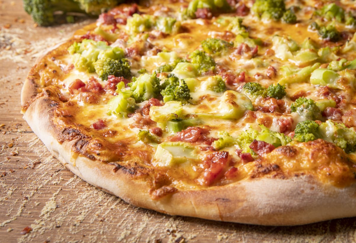 pizza de brocolis com bacon